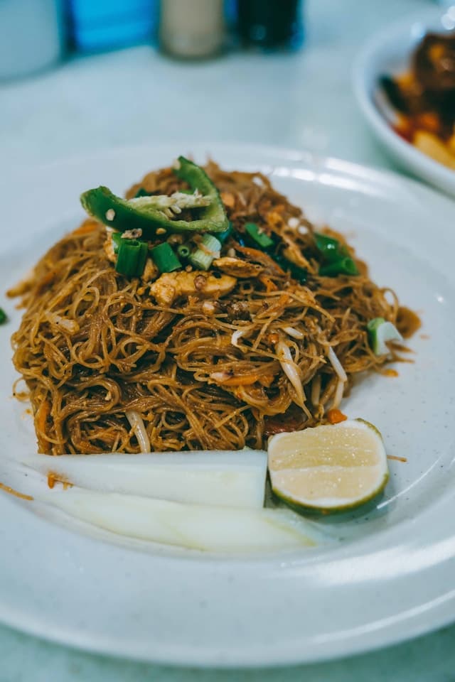 A plate of noodles ready to eat